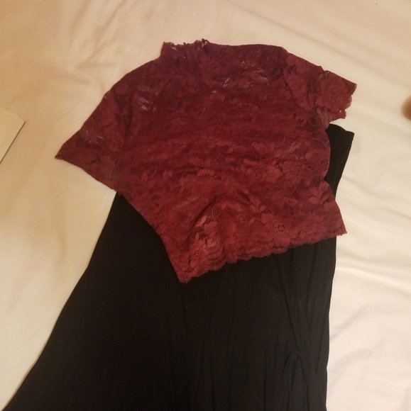🍁 3/$25 Guess Burgundy lace crop top size small - Picture 2 of 5